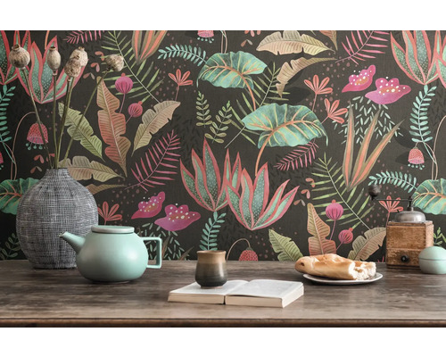 Gedecoreerd interieur met bloemenbehang, theepot, vaas en brood