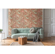 Woonkamer met bank en behang met patroon van plantmotieven