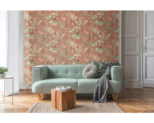 Woonkamer met bank en behang met patroon van plantmotieven