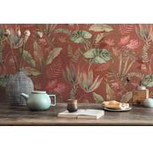 Decoratief stilleven met bloemenbehang, theepot, servies en boek op een tafel