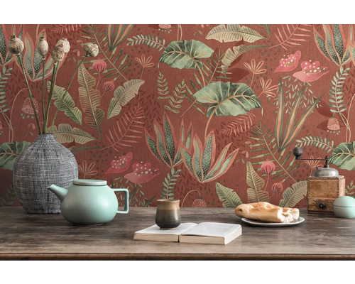 Decoratief stilleven met bloemenbehang, theepot, servies en boek op een tafel