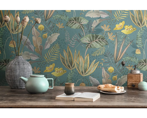 Decoratieve kamer met bloemenbehang, theepot, boek en eten op een houten tafel