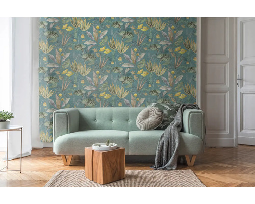 Woonkamer met bloemenbehang, bank, houten tafel en tapijt