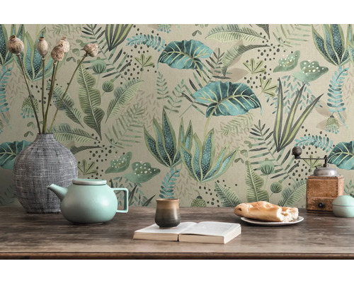 Decoratieve kamer met patroonbehang met plantmotieven, vaas en servies op tafel.