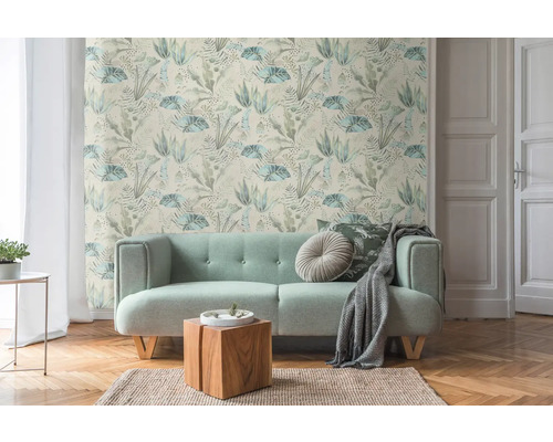 Kamer met bank en junglebehang met plantmotieven