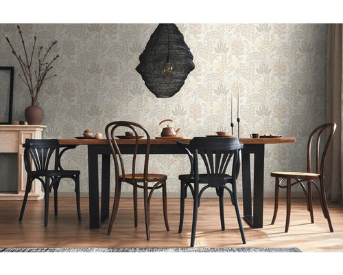 Eetkamer met eettafel, stoelen en bloemenbehang