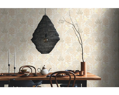 Eetkamer met eettafel, servies, decoratie, een hanglamp en bloemenbehang