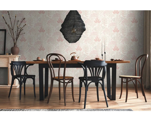 Eetkamer met houten tafel, stoelen en bloemenbehang