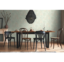 Eetkamer met houten tafel, stoelen en bloemenbehang