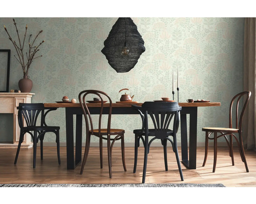 Eetkamer met houten tafel, stoelen en bloemenbehang