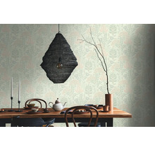 Eetkamer met eettafel, servies, theepot, kandelaars, lamp en behang met bloemmotief