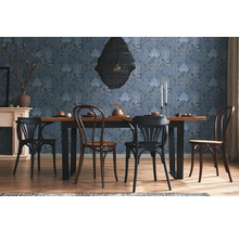 Eetkamer met eettafel, stoelen en bloemenbehang