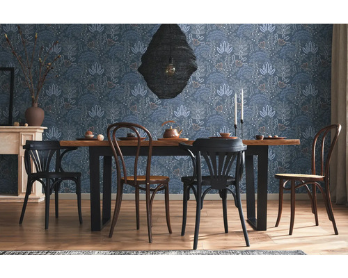 Eetkamer met eettafel, stoelen en bloemenbehang