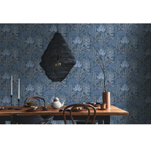Een eetkamer met een houten tafel, servies, een hanglamp en een bloemenbehang.
