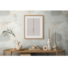 Decoratief interieur met tafel, vazen, kandelaars, afbeelding en behang