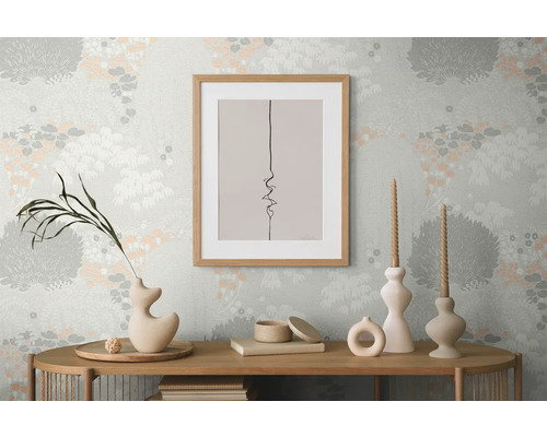 Decoratief interieur met tafel, vazen, kandelaars, afbeelding en behang