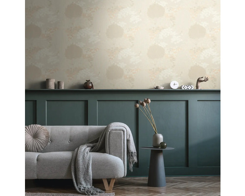 Woonkamer met patroonbehang en grijze bank