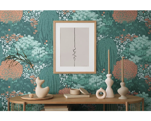 Decoratief interieur met patroonbehang, tafel en woonaccessoires.