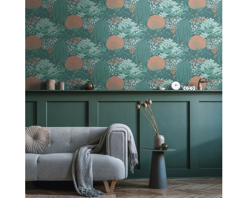 Woonkamer met bank en behang met boommotief voor een lichte en georganiseerde sfeer