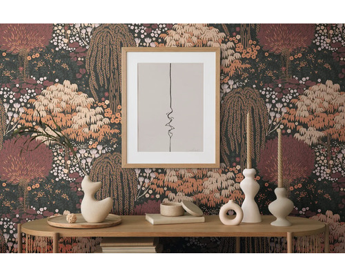 Decoratief stilleven met patroonbehang, ingelijste afbeelding en tafeldecoraties