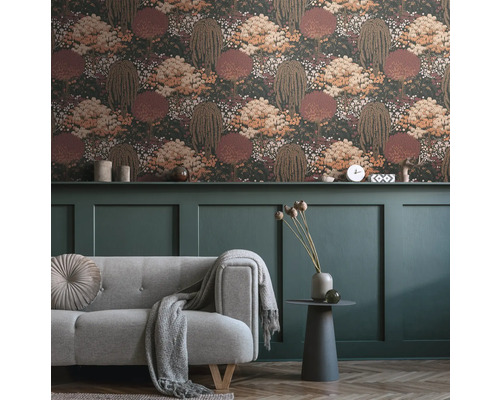 Woonkamer met bloemmotief behang, bank en decoraties op een plank