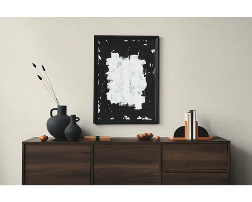 Gedecoreerd dressoir met abstract schilderij en vazen