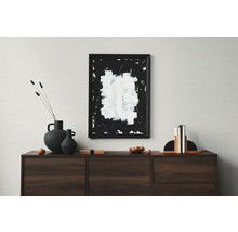Moderne woonkamer met dressoir, decoratie en abstract schilderij