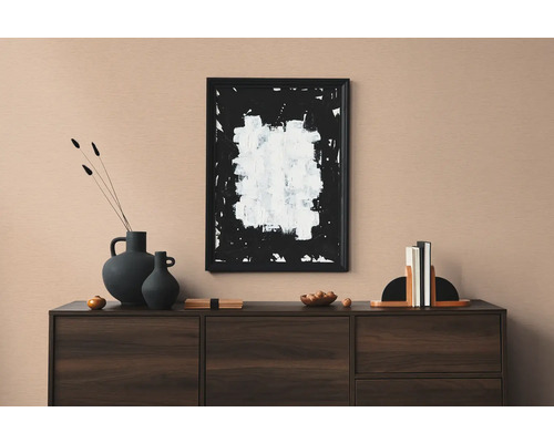 Decoratief interieur met dressoir, vazen, abstracte kunst en boekensteunen