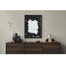 Decoratieve woonkamer met dressoir, abstracte kunst en decoratieve objecten.
