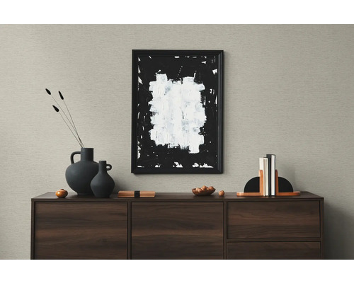 Decoratieve woonkamer met dressoir, abstracte kunst en decoratieve objecten.