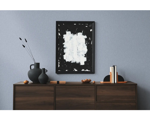 Woonkamer met donkerhouten kast, decoratie en abstract schilderij