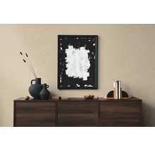 Decoratieve woonkamer met dressoir, vazen, abstract schilderij en boekensteunen.