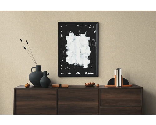 Decoratieve woonkamer met dressoir, vazen, abstract schilderij en boekensteunen.