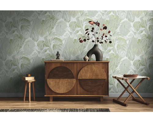 Woonkamer met groen bladbehang, houten dressoir en decoratie