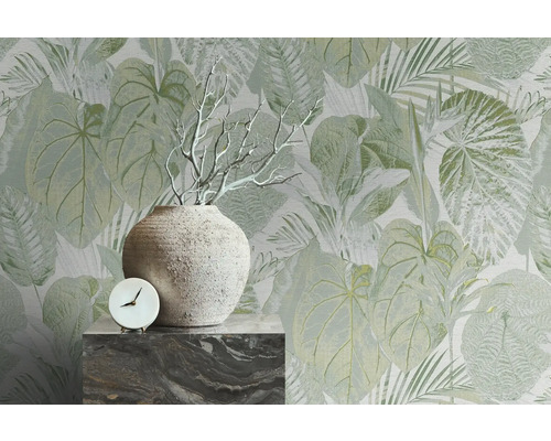 Decoratief behang met bladerpatroon, vaas, decoratie en klok op voetstuk