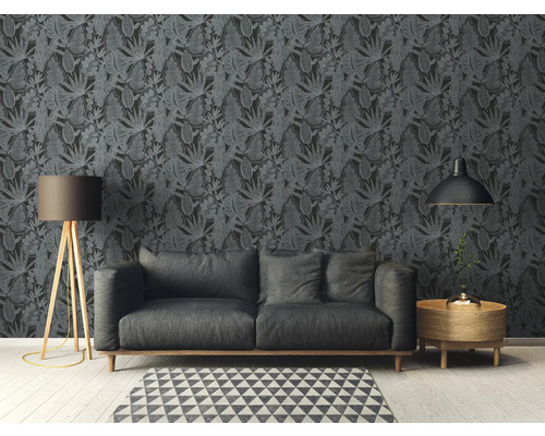 Woonkamer met bank voor donker bladbehang