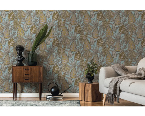 Decoratieve kamer met patroonbehang, ladekast en bank