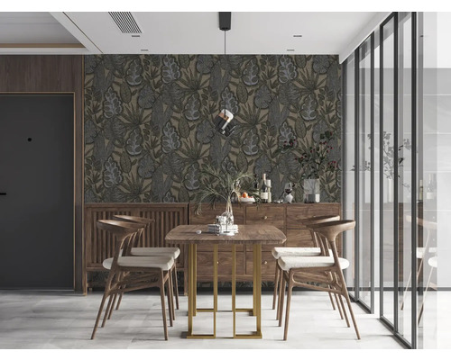 Eetkamer met eettafel, stoelen en decoratief behang met plantenmotief.