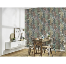Eetkamer met behang met varenmotief, tafel en stoelen