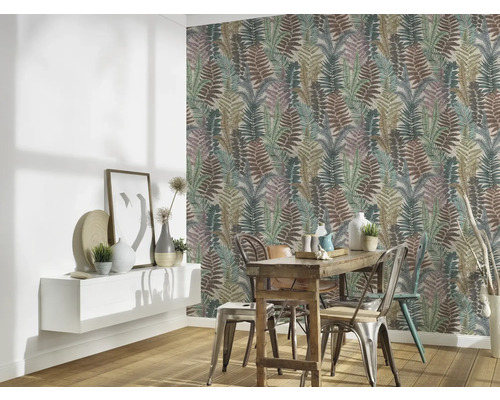 Eetkamer met behang met varenmotief, tafel en stoelen