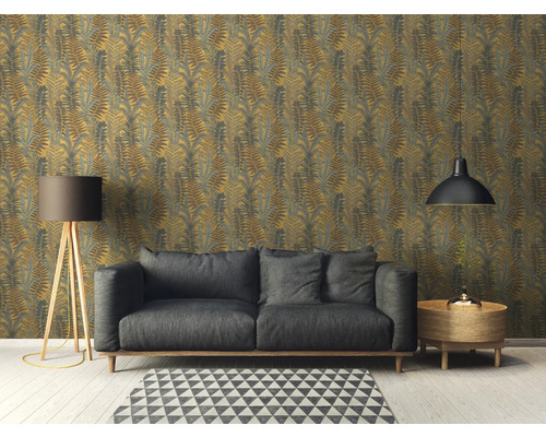 Woonkamer met bank en behang met varenpatroon