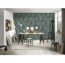 Atelier met eettafel, kruk, schildersezel, houten rek en vliesbehang met bladerenmotief
