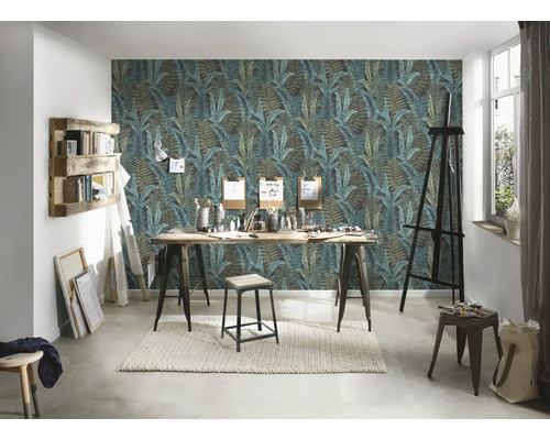 Atelier met eettafel, kruk, schildersezel, houten rek en vliesbehang met bladerenmotief