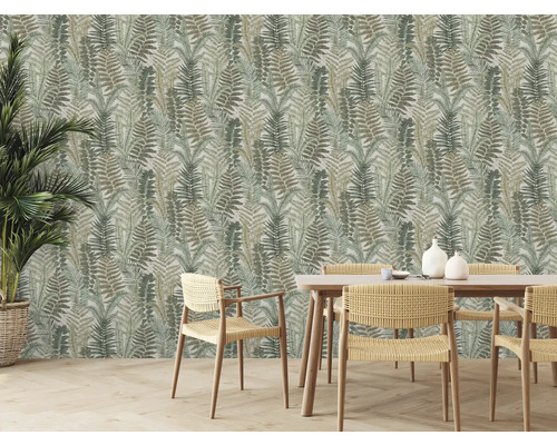 Eetkamer met behang met varenmotief, houten tafel en rotan stoelen en een kamerplant in een mand