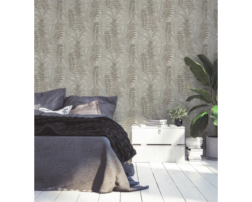 Slaapkamer met bed en wandbehang met plantmotief