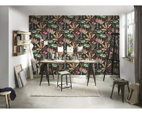 Woonkamer met bloemenbehang, tafel en kunstbenodigdheden