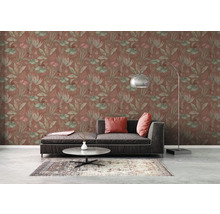Woonkamer met bank, tapijt en junglebehang met plantmotieven