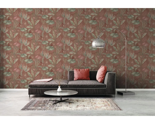 Woonkamer met bank, tapijt en junglebehang met plantmotieven