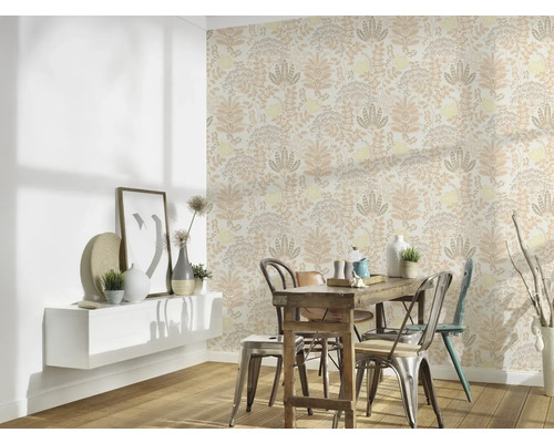 Eetkamer met bloemenbehang, houten tafel en wandplank