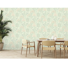 Eetkamer met bloemenbehang, houten tafel en rotan stoelen